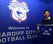 Emiliano Sala, fericit, pozând cu tricoul lui Cardiff City. Noua sa echipă la care nu a jucat niciodată.