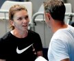 Simona Halep și antrenorul Thierry Van Cleemput  // FOTO:Reuters