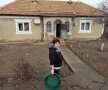 Ana Staicu, una dintre cele patru persoane care locuiesc în fosta casă a lui Hagi. În casă mai locuiesc soțul său, Florin, și cei doi copii ai cuplului: Andreea și Eduard. foto: Libertatea