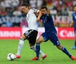 Giannis Maniatis în duel cu Ozil // FOTO: Guliver/GettyImages