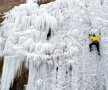 CĂȚĂRARE URBANĂ. Imagini spectaculoase din Liberec, al cincilea oraș ca mărime din Cehia. Un alpinist s-a cățărat pe un zid artificial de gheață din oraș. foto: reuters  