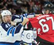 STREET FIGHT PE GHEAȚĂ. Brendan Lemieux (Winnipeg Jets) și Ben Harpur (Ottawa Senators) au renunțat la crose pentru o scurtă repriză de kickboxing în timpul duelului canadian din NHL Foto: Reuters