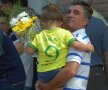 Un copil purtând tricoul de la Nantes al lui Emiliano Sala i-a adus un ultim omagiu atacantului argentinian, decedat după ce avionul în care se afla s-a prăbușit în mare. FOTO: Reuters
