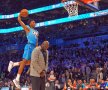 PESTE SHAQ! Hamidou Diallo, de la Oklahoma City Thunder, a câștigat în week-end concursul de Slam-Dunk din cadrul NBA All-Star Weekend. În săritură, el l-a depășit pe fostul celebru baschetbalist Shaquille O'Neal (foto), care măsoară 2,16 metri, și a aruncat mingea în coș. E adevărat, totuși, că Shaq și-a înclinat un pic capul, la un moment dat. foto: reuters