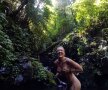FOTO Goală din răzbunare » De ce călătorește complet dezbrăcată una din cele mai sexy femei din lume