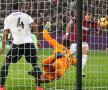 CHEATarito! Atacantul mexican al lui West Ham, Javier Hernandez Chicharito (30 de ani), a trișat la golul lui cu numărul 50 în Premier League. Vineri seară, a egalat-o pe Fulham după ce a împins mingea în plasă cu mâna stângă. „Un gest premeditat, știa ce face”, l-au acuzat fanii și experții în fotbal din Anglia. foto: Guliver/GettyImages 