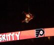 ACROBAT. Gritty, mascota celor de la Philadelphia Flyers, i-a ridicat pe fani în picioare, după intrarea sa spectaculoasă la confruntarea cu Pittsburgh Penguins din NHL.