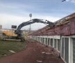 ATENȚIE, CADE GIULEȘTIUL! Buldozerele au intrat azi pe stadionul Rapidului și a început demolarea propriu-zisă a arenei (foto: Andrei Crăițoiu, GSP)