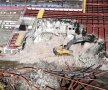 Buldozerele au dărâmat structura de la Tribuna a II-a // foto: Captură
