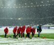 ȘI NEMȚII TOT CU LOPATA. Ninsoarea spectaculoasă de la Hannover - Leverkusen 2-3 i-a luat prin surprindere pe nemți, care s-au chinuit să îndepărteze zăpada de pe gazon. Partida a fost întreruptă de arbitru timp de 40 de minute.