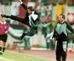 Louis van Gaal și saltul kung-fu care a făcut înconjurul lumii în 1995. Adrian Porumboiu era lângă el. Uluit