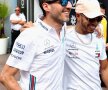 Robert Kubica, aici alături de Lewis Hamilton, cu antebrațul drept operat de multe ori la vedere FOTO Guliver/GettyImages