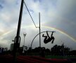 FIGURI GEOMETRICE. Instantaneu superb surprins în Australia de fotoreporterul Matt King (GettyImages) în timpul probei de săritura cu prăjina la Sydney Olympic Park Athletic Centre. 