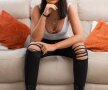 FOTO Câștigă 140.000 de euro pe an vânzând pozele nud pe care i le face chiar mama ei!