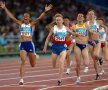 Kelly Holmes (stânga) trecând prima linia de sosire în cursa de 1.500 m de la Atena, în care românca Maria Cioncan a cucerit bronzul FOTO Guliver/GettyImages
