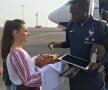 Mbappe și colegii săi, întâmpinați cu pâine și sare pe aeroport // FOTO: French Team Twitter