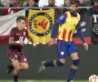 „BRELOCUL” LUI PIQUE :D. La cel mai recent meci pentru selecționata Cataloniei (2-1 în amicalul cu Venezuela), fundașul Barcei, Gerard Pique, a fost surprins într-un duel cu un adversar „de buzunar”. Yeferson Soteldo (1,58 metri înălțime), jucătorul lui Santos, e cu 34 de centrimetri mai scund decât stoperul catalan. 