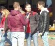 Reporterul GSP (stânga) vorbind cu doi dintre fanii lui Ajax

