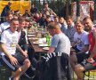 SOARE, GRĂTAR ȘI BERE. Rednic s-a folosit de prilejul zilei de naștere a lui Papazoglou, care a împlinit sâmbătă 31 de ani, pentru a-i strânge pe jucători, la Săftica, la o masă (foto) în aer liber. Jucătorii au revenit ieri la antrenamente după weekend-ul liber, tehnicianul permițându-le băieților și o bere după ședința de pregătire.