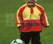Ganea jr. avea 2 ani și era nelipsit de la antrenamentele lui Ionel. Fotografia datează din martie 2001 // Foto: Gazeta Sporturilor