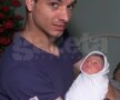 Poză de colecție cu George în brațele tatălui, la doar câteva zile după ce s-a născut, în mai 1999 //Foto: Gazeta Sporturilor