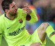 K.O. Leo Messi a fost lovit violent de Chris Smalling și a avut nevoie de îngrijiri medicale în meciul câștigat cu 1-0 pe Old Trafford. Argentinianul e suspect de fisură de sept nazal, dar asta nu-i pune în pericol prezența la returul cu Man. United, pe 16 aprilie, la Barcelona (foto: as.com)