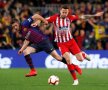 Sergi Roberto în duel cu Saul Niguez FOTO: Reuters