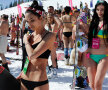 FOTO HOT Pârtia pe care se schiază doar în bikini: sute de schiori renunță la haine!
