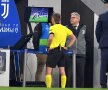 Momentele când arbitrii se uită la reluări au devenit obișnuite la partidele din UCL // Foto: Guliver/GettyImages