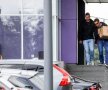 Momentul în care anchetatorii ies cu acte din birourile lui Anderlecht // Foto: hln.be