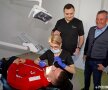 LE-AU VERIFICAT COLȚII. Mircea Rednic i-a dus pe „câini” la control la o clinică stomatologică înaintea meciului cu FC Voluntari. Antrenorul supervizează detașat și amuzat inspecția orală la care a fost supus inclusiv lituanianul Klimavicius. 