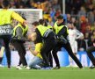 Un fan a intrat pe teren la meciul Barcelona - Liverpool // FOTO: Guliver/Getty Images
