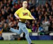 Un fan a intrat pe teren la meciul Barcelona - Liverpool // FOTO: Guliver/Getty Images