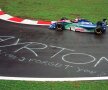 MP al Belgiei, august 1994, la 3 luni după moartea lui Senna. „Ayrton, cum am putea să te uităm?” scrie pe asfalt. În mașină, Rubens Barrichello, foto: Guliver/gettyimages.com