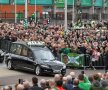 „YOU'LL NEVER WALK ALONE, BILLY!”. 10.000 de oameni s-au strâns azi la Glasgow pentru a-l conduce pe ultimul drum pe Billy McNeill, legenda lui Celtic, decedat la vârsta de 79 de ani. Fostul fundaș scoțian a strâns 486 de meciuri pentru alb-verzi, cu care a cucerit Cupa Campionilor în '67. La impresionata ceremonie de azi a fost prezent inclusiv Sir Alex Ferguson. foto: Guliver/GettyImages