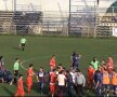 VIDEO HAOS la meciul lui CSA Steaua din Liga 4! Un fotbalist a fost făcut KO pe teren, imagini șocante! Marius Lăcătuș a intervenit + partida a fost suspendată în minutul 70