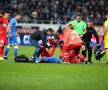 PANICĂ. Isaac Donkor a leșinat în minutul 51 al meciului CSU Craiova - FCSB, după ce a respins cu capul șutul violent al lui Lucian Filip. Au urmat momente de panică, dar medicii au intervenit rapid și ghanezul și-a revenit (foto: GSP)