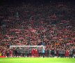 ÎMPREUNĂ. Liverpool, susținută de un public fantastic, a reușit minunea! Echipa engleză a întors rezultatul, câștigând cu 4-0 returul de pe Anfield, după ce în tur pierduse 0-3 cu Barcelona. Fanii, jucătorii și antrenorii au sărbătorit intens calificarea în finala CL