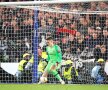 Eroul lui Chelsea! Portarul Kepa Arrizabalaga apără penalty-ul executat de Martin Hinteregger, jucătorul lui Eintracht, foto: Reuters