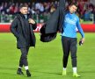 SEPSI - FCSB // VIDEO + FOTO SMS-ul fără fir: scene ireale pe margine: cum l-au anunțat Mihai Stoica și Mihai Teja pe Stoian că nu va mai intra în teren + reacția lui Becali