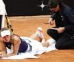 DURERE PE ZGURĂ. Caroline Wozniacki (locul 12 WTA) trece printr-o perioadă dificilă în sezonul de zgură. Daneza a fost nevoită să abandoneze pentru al doilea meci consecutiv din cauza problemelor medicale. S-a retras în turul I, după ce a pierdut primul set cu Danielle Collins, 6-7(5).