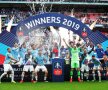 Anglia e albastră! Guardiola și Manchester City au intrat în istorie. Primii care reușesc “tripla” campionat - Cupă - Cupa Ligii. Cu Supercupa, sunt 4 trofee. Foto: Reuters