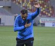 RĂMAS BUN. La finalul partidei cu CFR Cluj, 1-0, Mihai Teja a făcut o plecăciune în fața galeriei steliste. Tehnicianul se va despărți de FCSB, după ce a ratat câștigarea titlului. În mandatul său a suferit o singură înfrângere, 1-2 cu Viitorul Foto: Cristi Preda