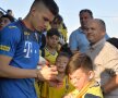 Jucătorii lui Cosmin Contra  le-au făcut un cadou deosebit copiilor cu ocazia zilei de 1 iunie // FOTO: Cristi Preda
