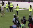 VIDEO + FOTO Scene de NEIMAGINAT în CSA Steaua - Carmen! Fanii din Peluza SUD s-au bătut pe teren cu forțele de ordine: imagini de o violență extremă