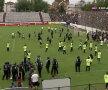 VIDEO + FOTO Scene de NEIMAGINAT în CSA Steaua - Carmen! Fanii din Peluza SUD s-au bătut pe teren cu forțele de ordine: imagini de o violență extremă