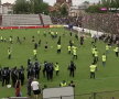 VIDEO + FOTO Scene de NEIMAGINAT în CSA Steaua - Carmen! Fanii din Peluza SUD s-au bătut pe teren cu forțele de ordine: imagini de o violență extremă