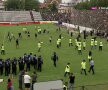 VIDEO + FOTO Scene de NEIMAGINAT în CSA Steaua - Carmen! Fanii din Peluza SUD s-au bătut pe teren cu forțele de ordine: imagini de o violență extremă