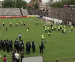 VIDEO + FOTO Scene de NEIMAGINAT în CSA Steaua - Carmen! Fanii din Peluza SUD s-au bătut pe teren cu forțele de ordine: imagini de o violență extremă