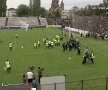 VIDEO + FOTO Scene de NEIMAGINAT în CSA Steaua - Carmen! Fanii din Peluza SUD s-au bătut pe teren cu forțele de ordine: imagini de o violență extremă